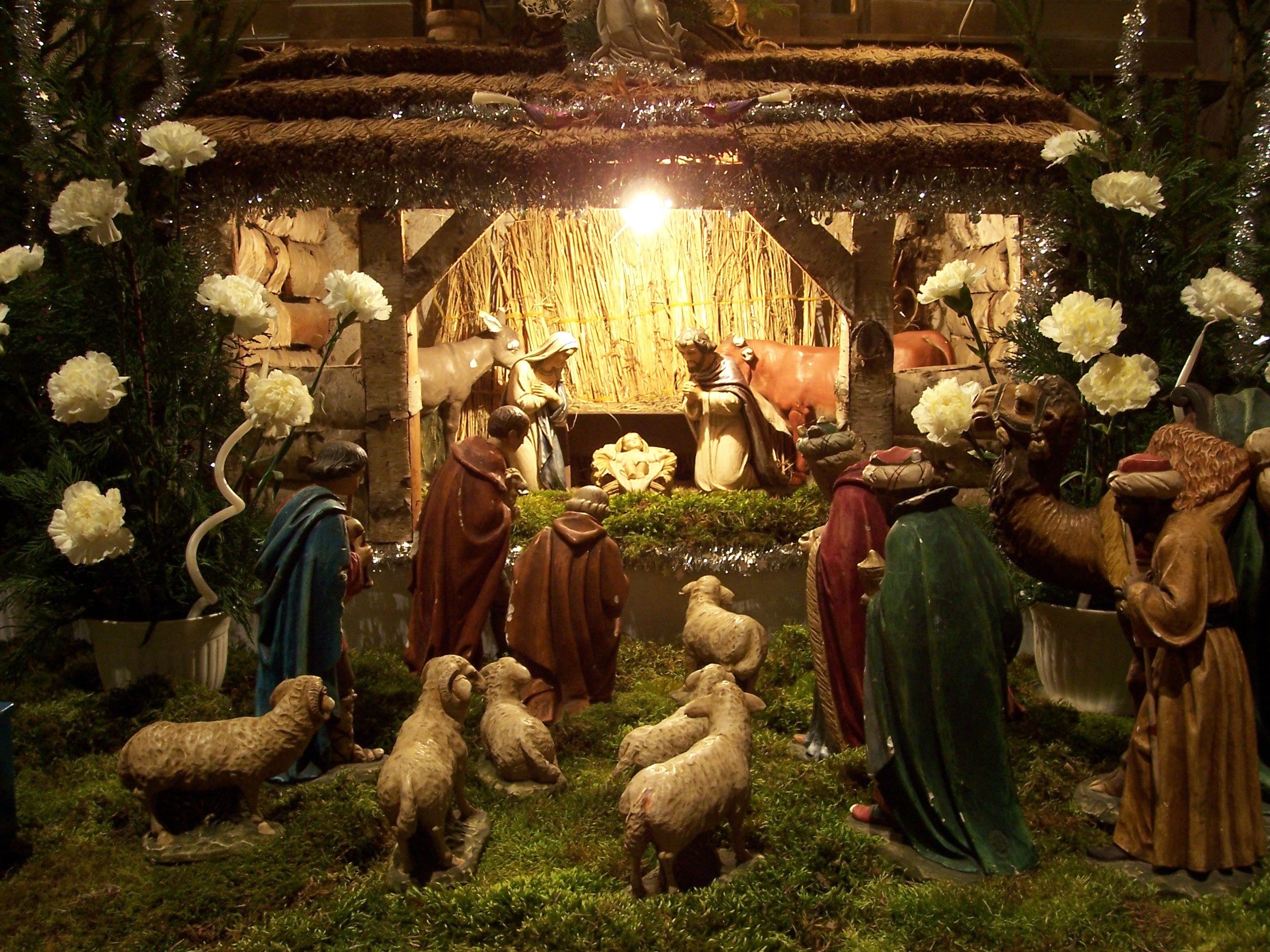 Праздник святое рождество. Рождение Иисуса Христа в вертепе. Рождественский вертеп во Франции. Рождественский вертеп Иисус Христос. Рождество Христово рождение Иисуса вертеп.